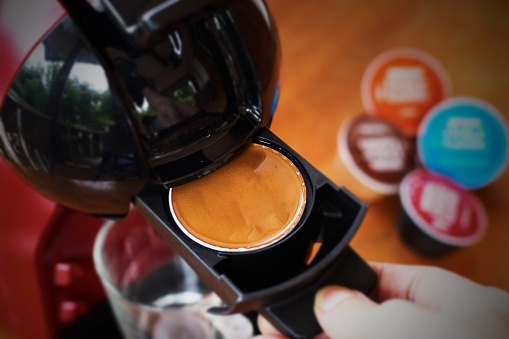 تصویر نحوه گذاشتن کپسول قهوه در دستگاه