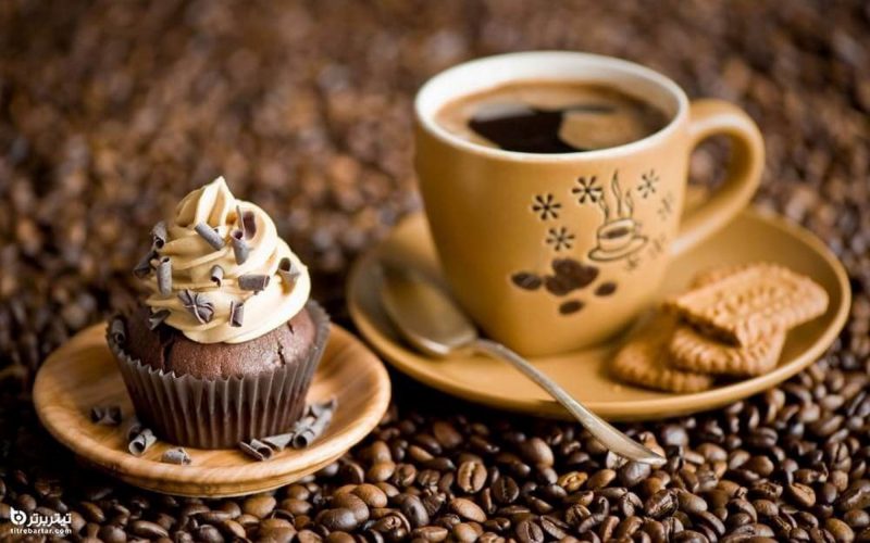 فنجان قهوه به همراه یک کاپ کیک