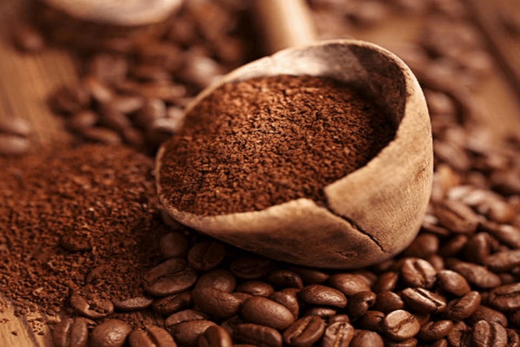 تصویر دانه‌های قهوه و پودر قهوه